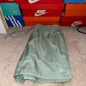 Nike Sportswear Standard Fit, Mid Thigh Length Shorts DR5678-006.